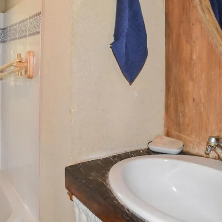 In * Eglise-Neuve-d'Issac