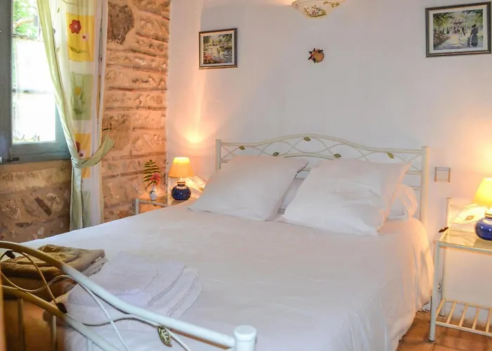 In * Eglise-Neuve-d'Issac